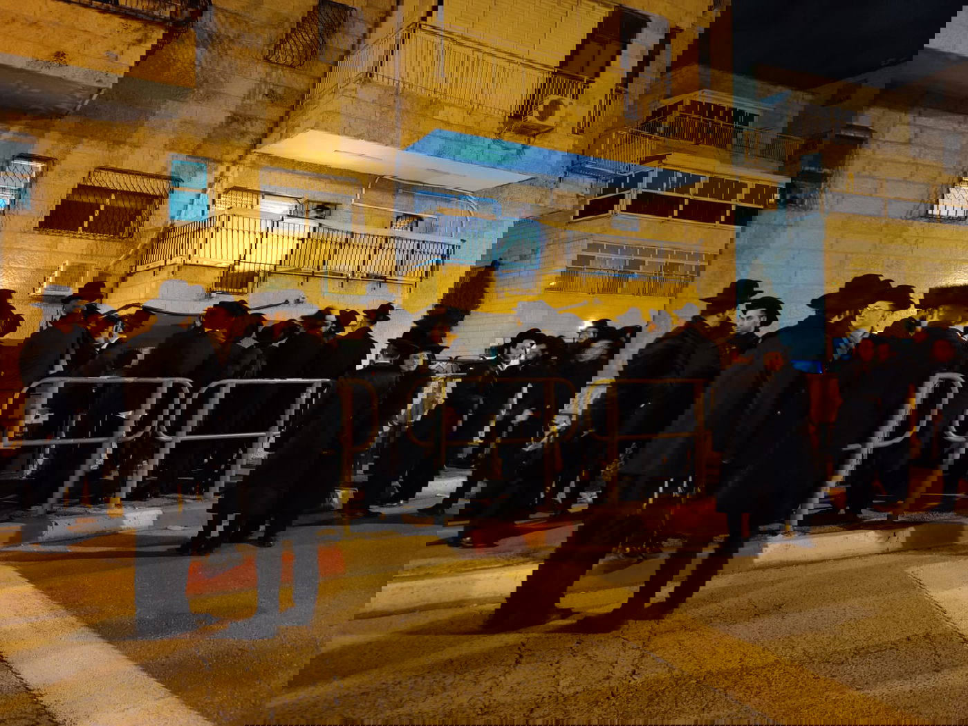 ה"שמע ישראל" מחוץ לבית הגרמ"ד סולובייצ'יק זצוק"ל