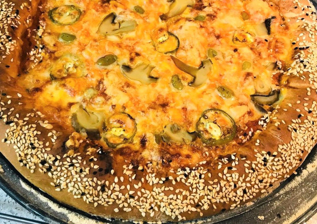 פיצה עם שוליים ממולאים בגבינה