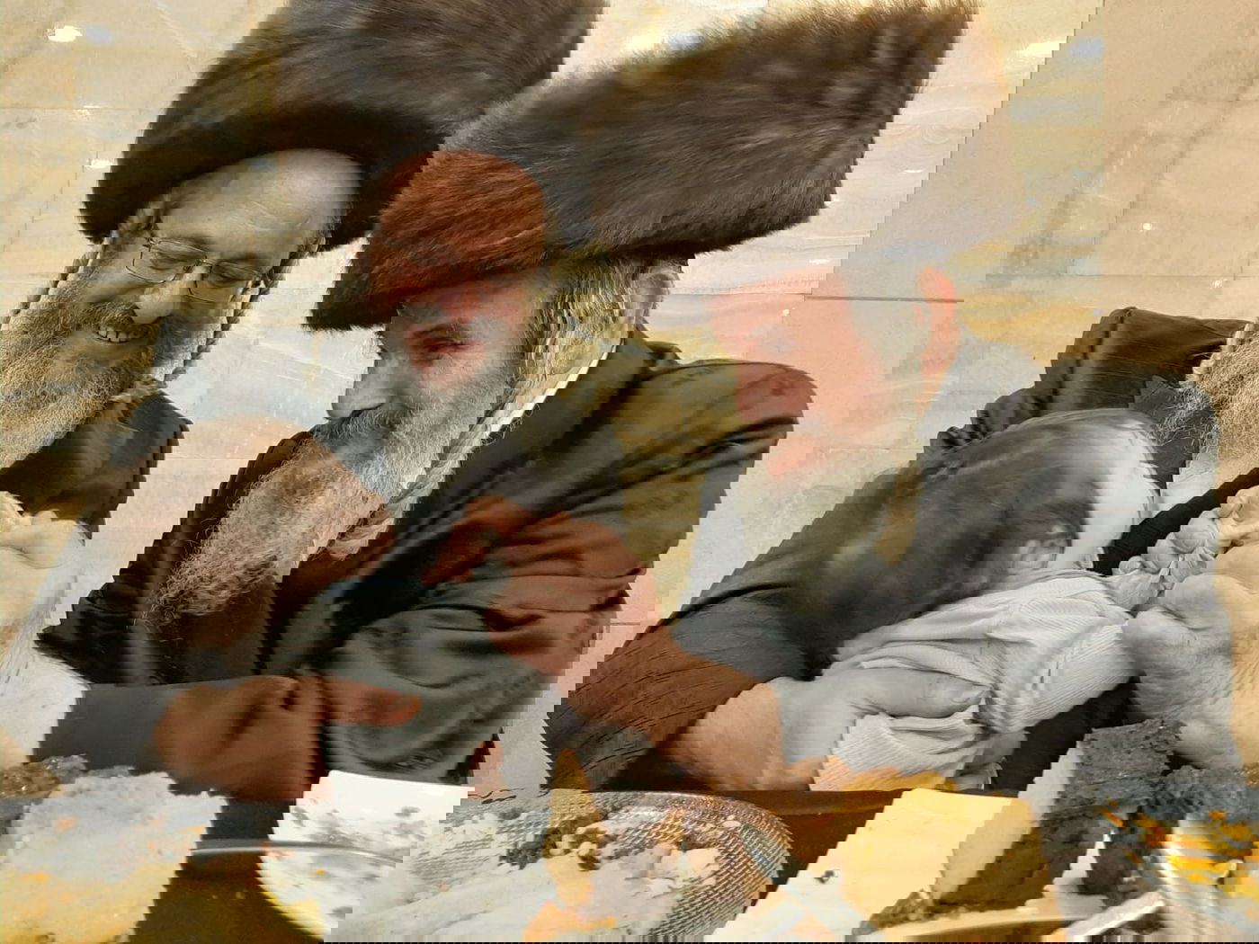 המנוח לצד אביו רבי פסח, 'המתופף'