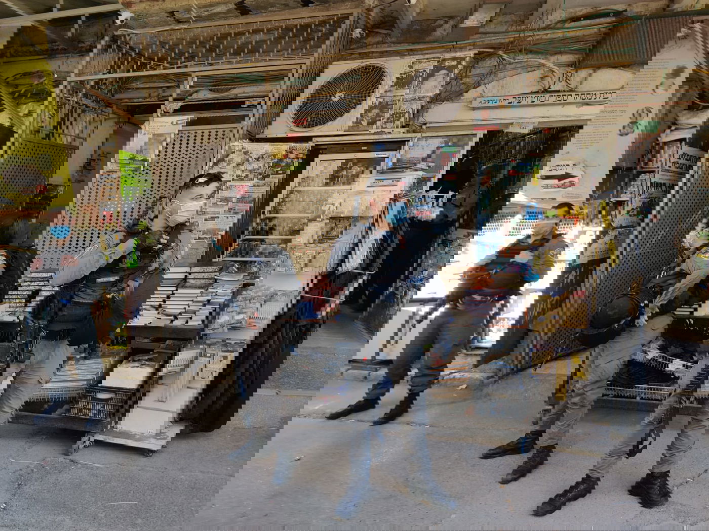 המשטרה פשטה על חנויות במאה שערים; חקירה סמויה