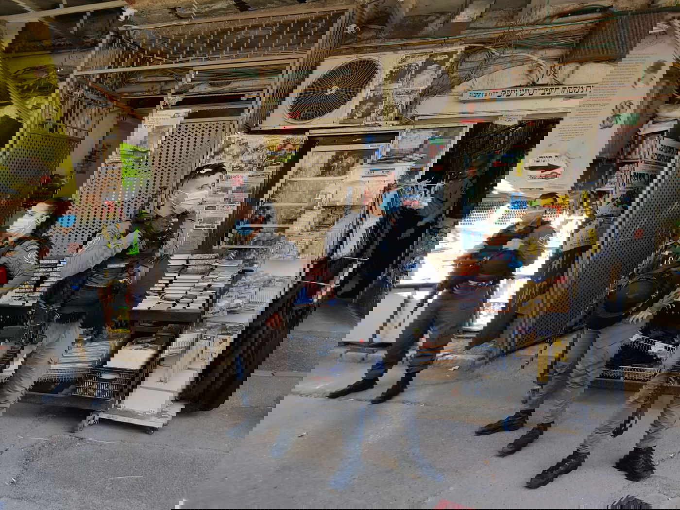 המשטרה פשטה על חנויות במאה שערים; חקירה סמויה