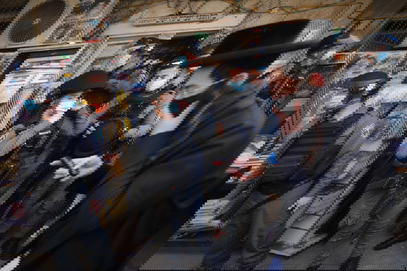 המשטרה פשטה על חנויות במאה שערים; חקירה סמויה