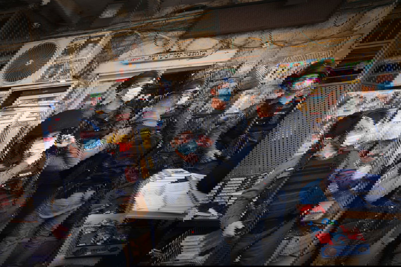 המשטרה פשטה על חנויות במאה שערים; חקירה סמויה