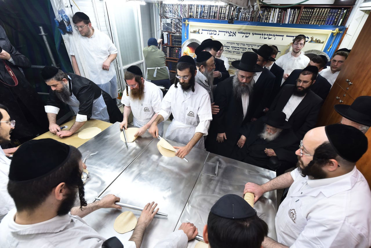 לראשונה: מאפיית מצות בבית הגר"ח קנייבסקי