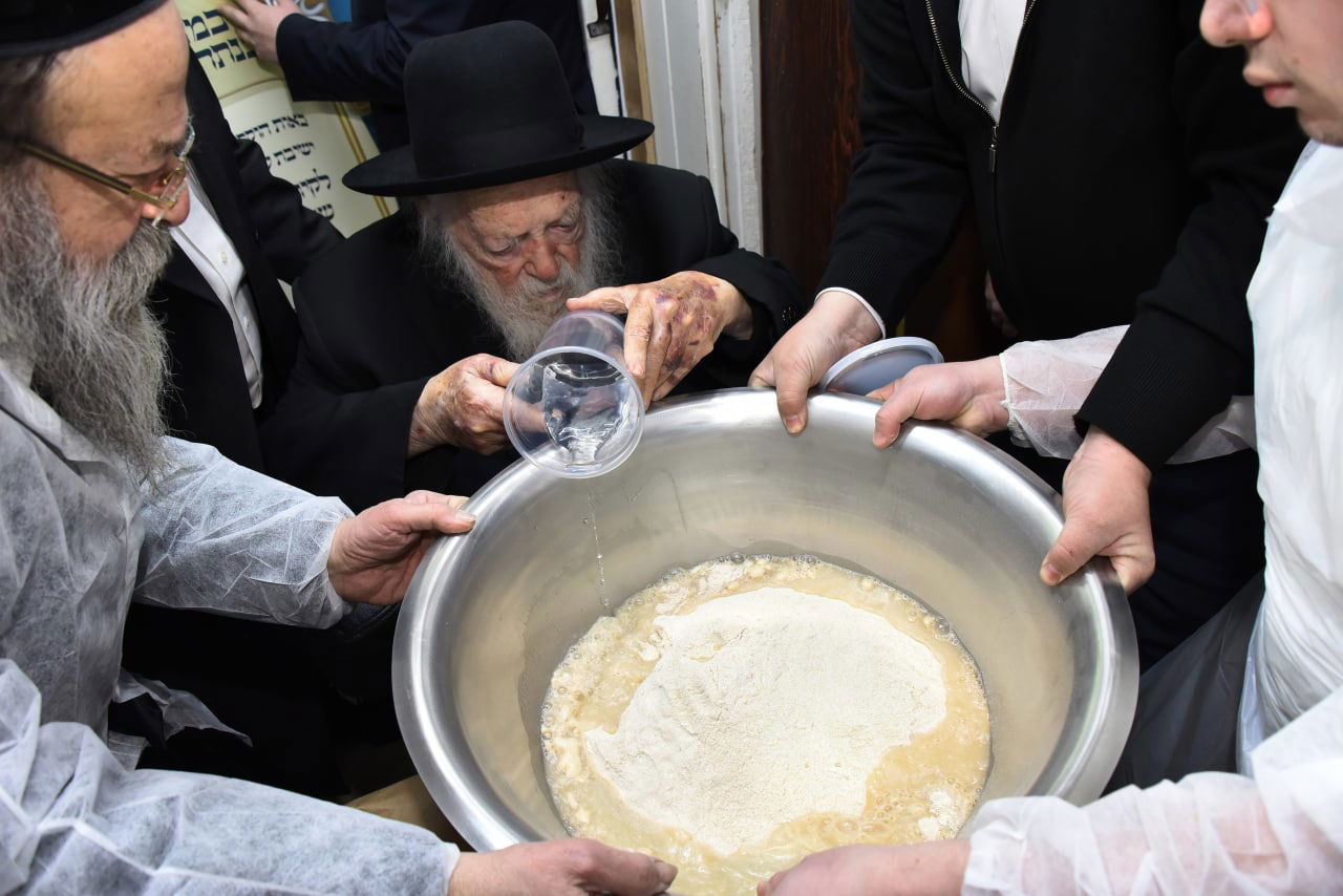 לראשונה: מאפיית מצות בבית הגר"ח קנייבסקי