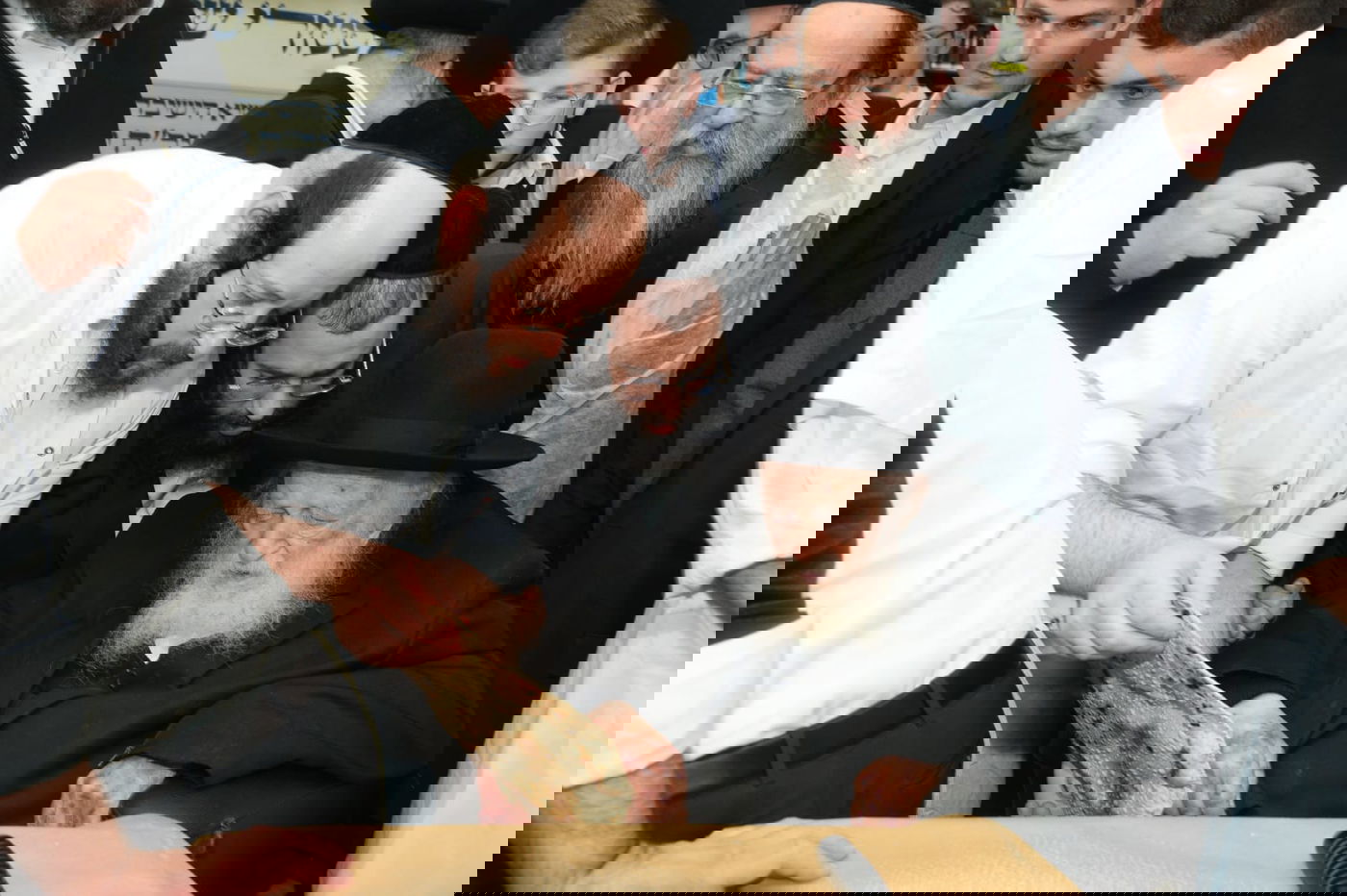 לראשונה: מאפיית מצות בבית הגר"ח קנייבסקי