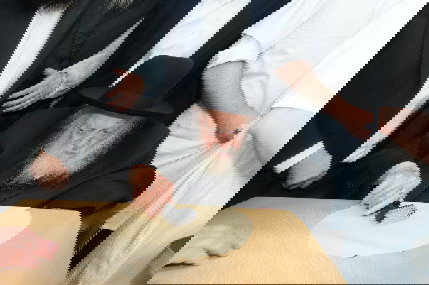 לראשונה: מאפיית מצות בבית הגר"ח קנייבסקי