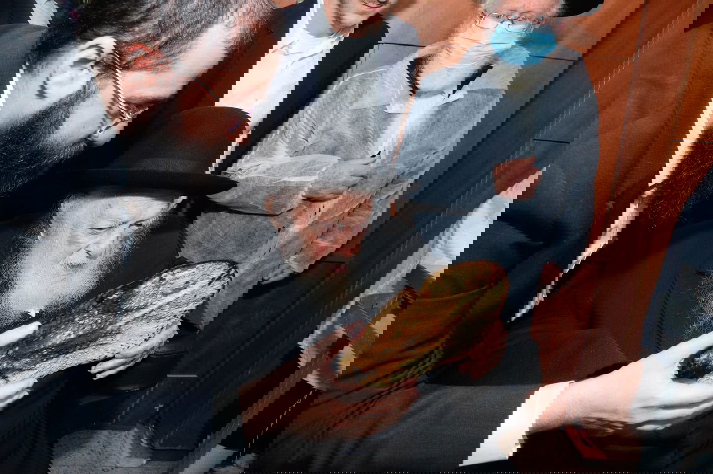 לראשונה: מאפיית מצות בבית הגר"ח קנייבסקי