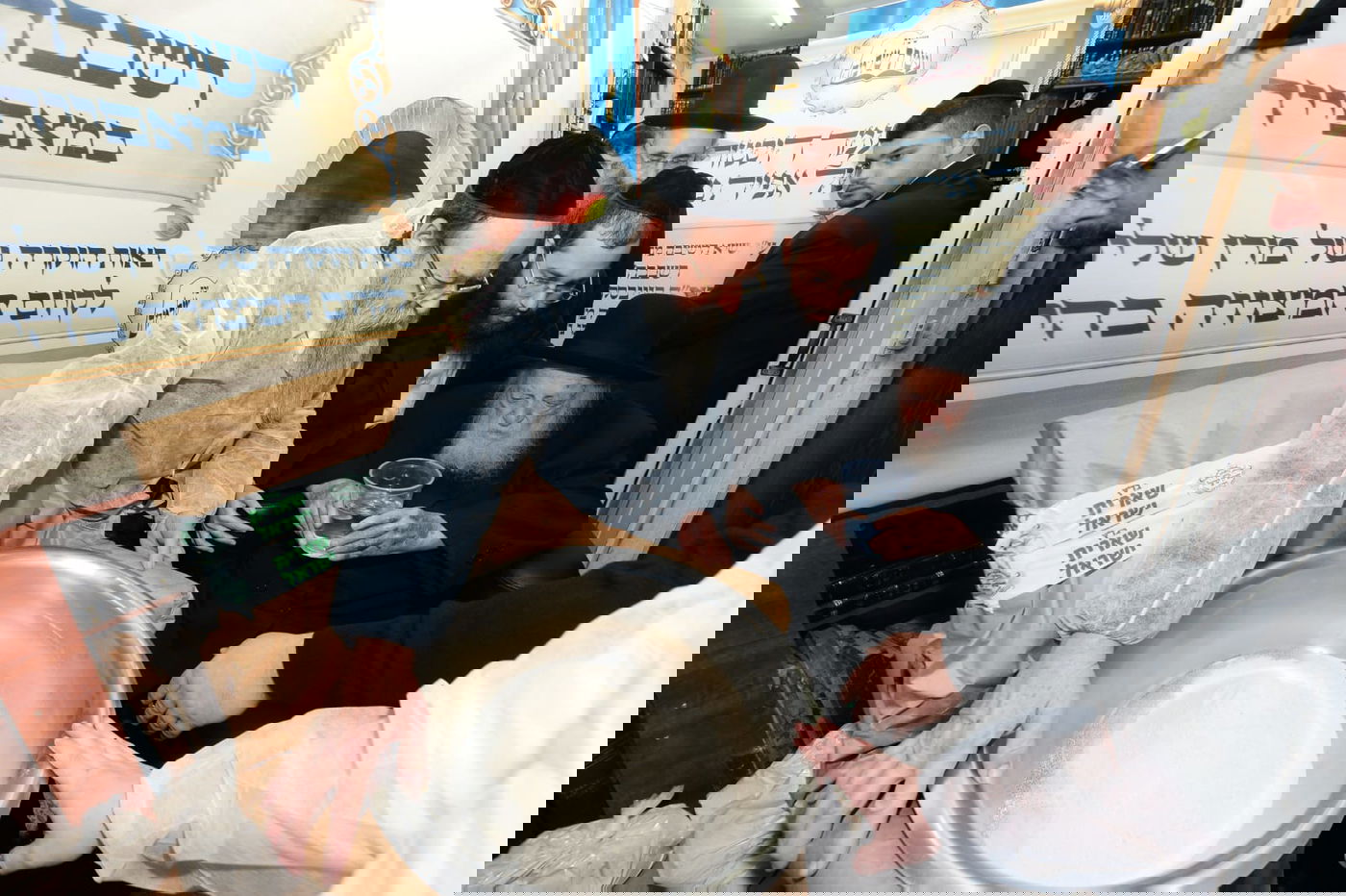 לראשונה: מאפיית מצות בבית הגר"ח קנייבסקי