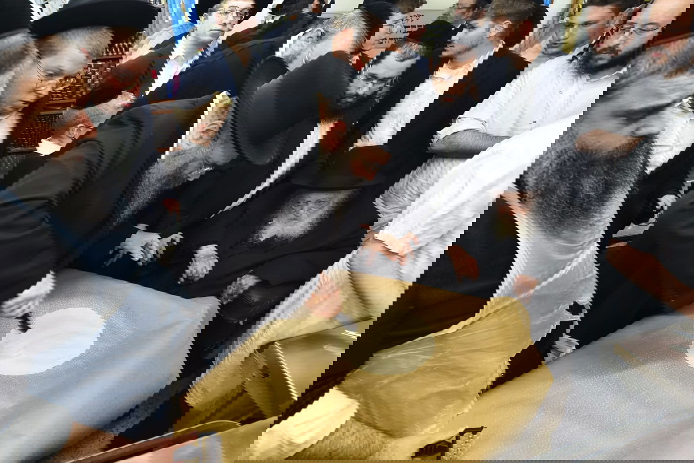 לראשונה: מאפיית מצות בבית הגר"ח קנייבסקי