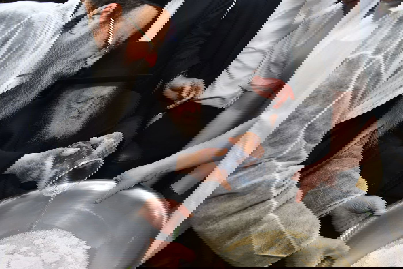 לראשונה: מאפיית מצות בבית הגר"ח קנייבסקי