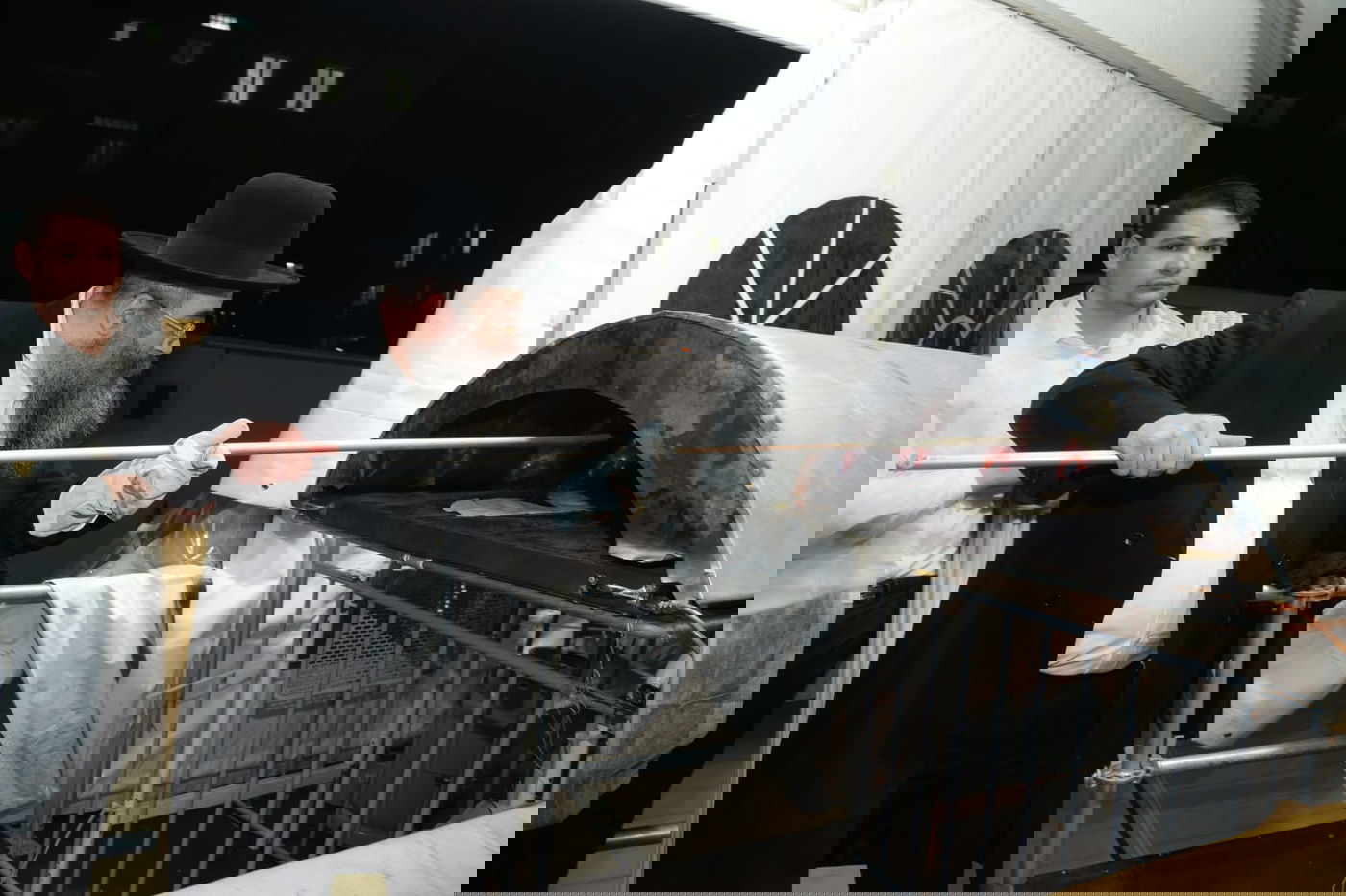 לראשונה: מאפיית מצות בבית הגר"ח קנייבסקי