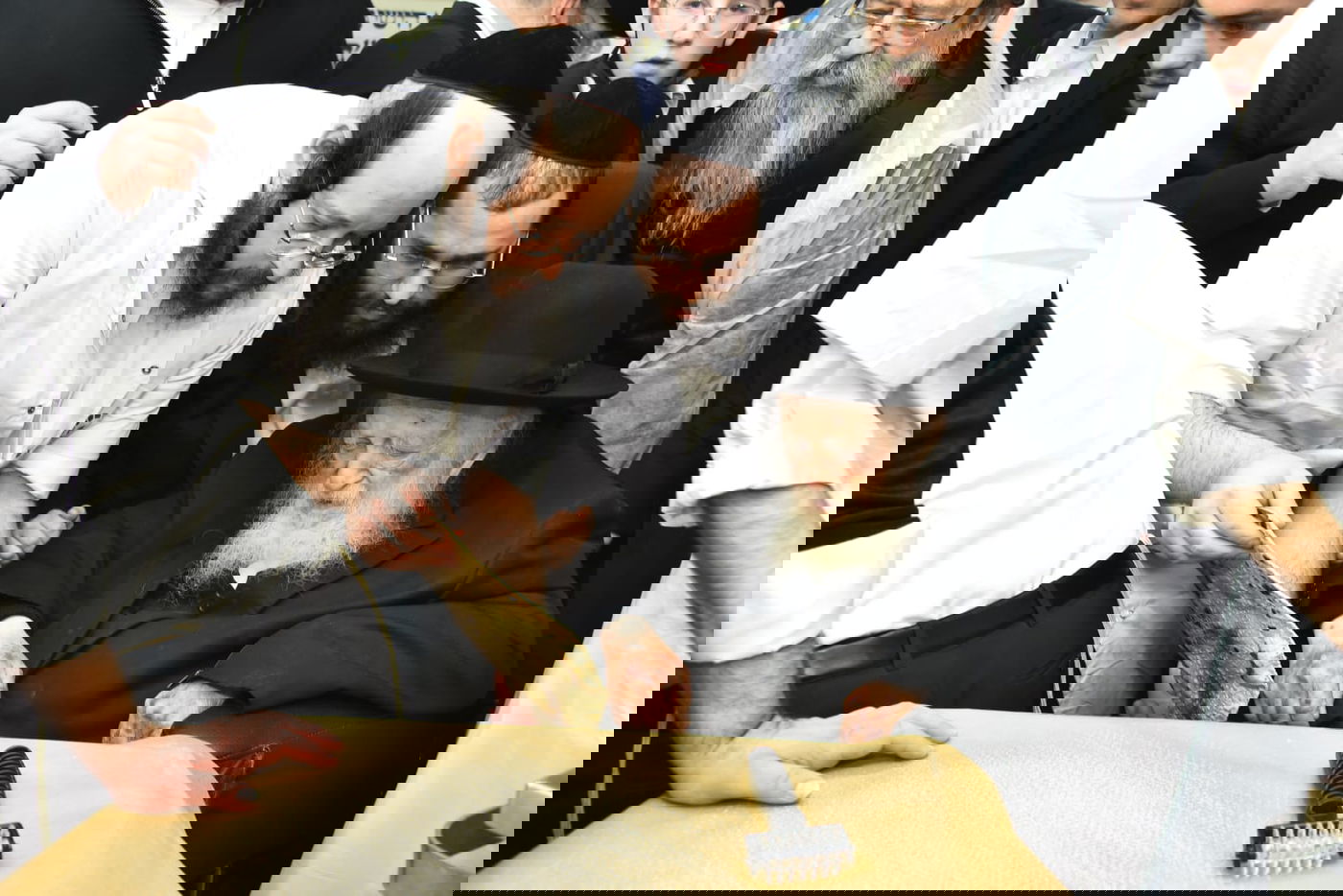 לראשונה: מאפיית מצות בבית הגר"ח קנייבסקי