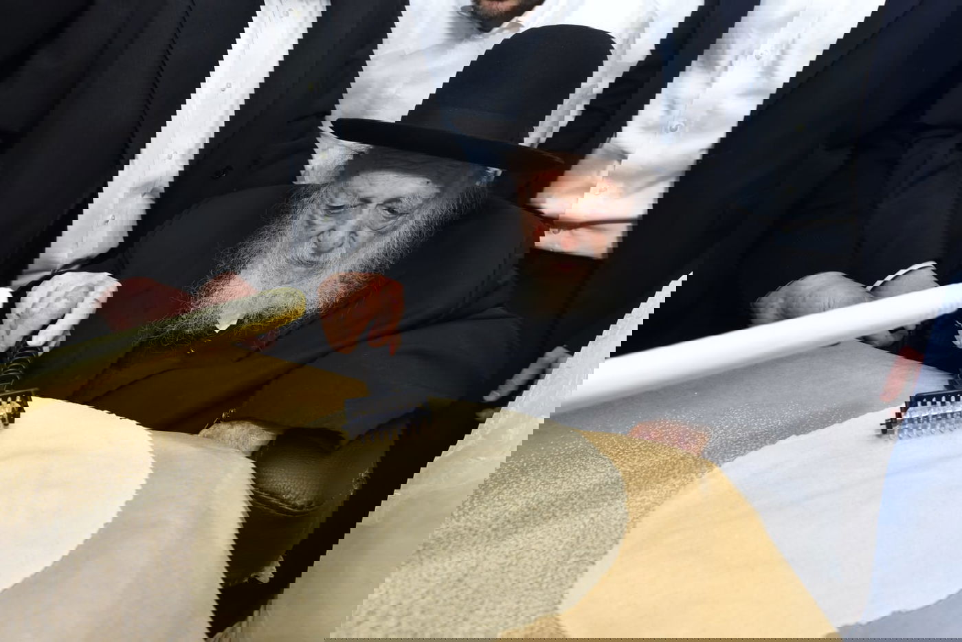 לראשונה: מאפיית מצות בבית הגר"ח קנייבסקי