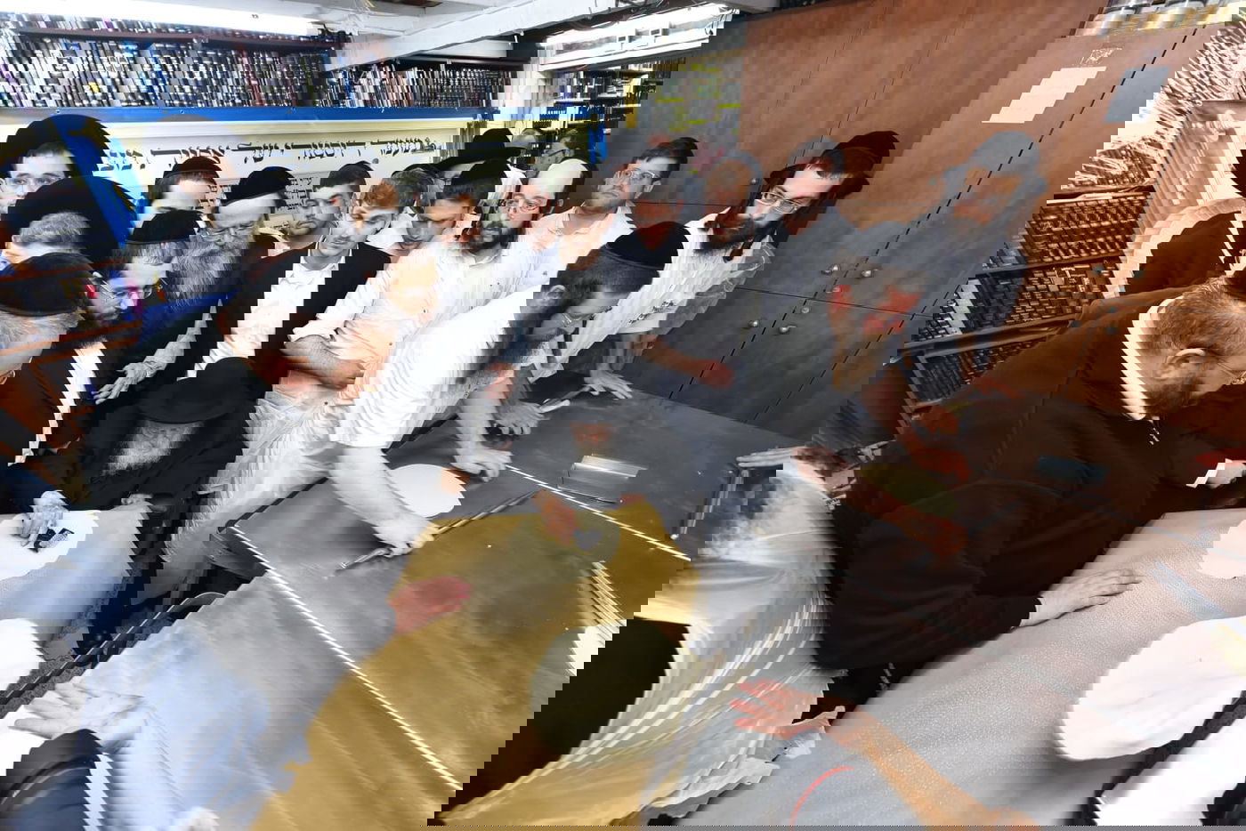 לראשונה: מאפיית מצות בבית הגר"ח קנייבסקי