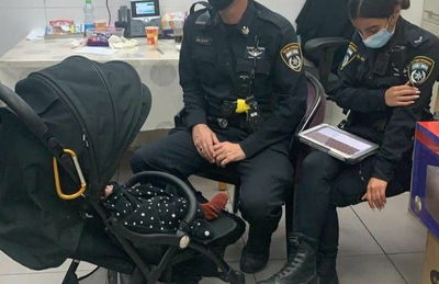 התינוקת עם השוטרים, בתחנה