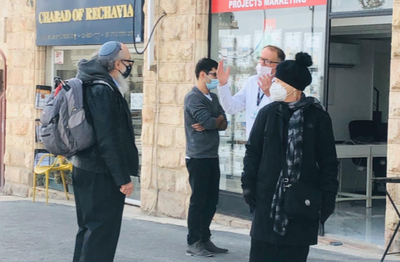 יונתן פולארד ורעייתו תועדו ברחוב הירושלמי