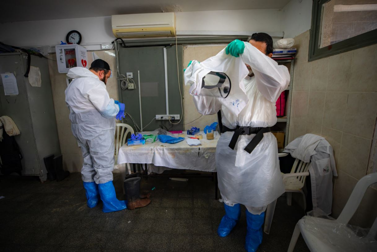 כך מכינים גופה של נפטר מקורונה - לקבורה