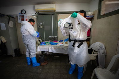 כך מכינים גופה של נפטר מקורונה - לקבורה