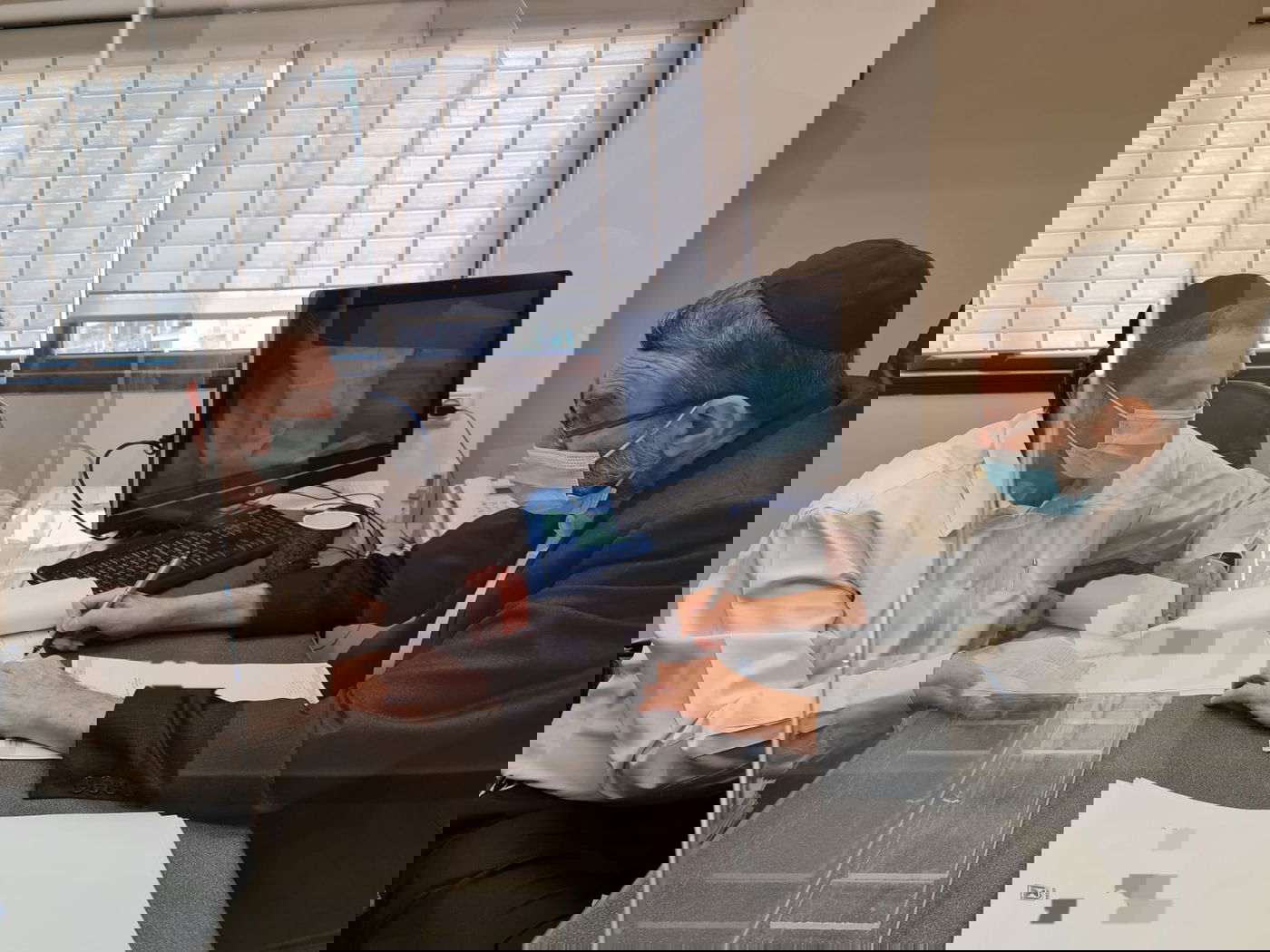 יו"ר 'דגל' ח"כ משה גפני חותם על ההסכם עם 'אגודה'