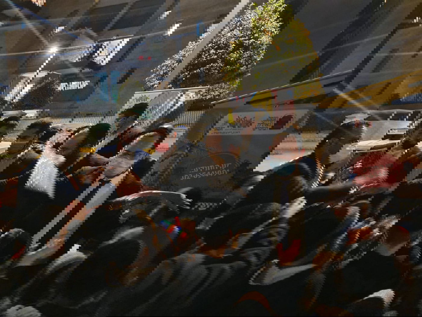 חוברות של אוסף מדבקות חולקו במספר מוקדים