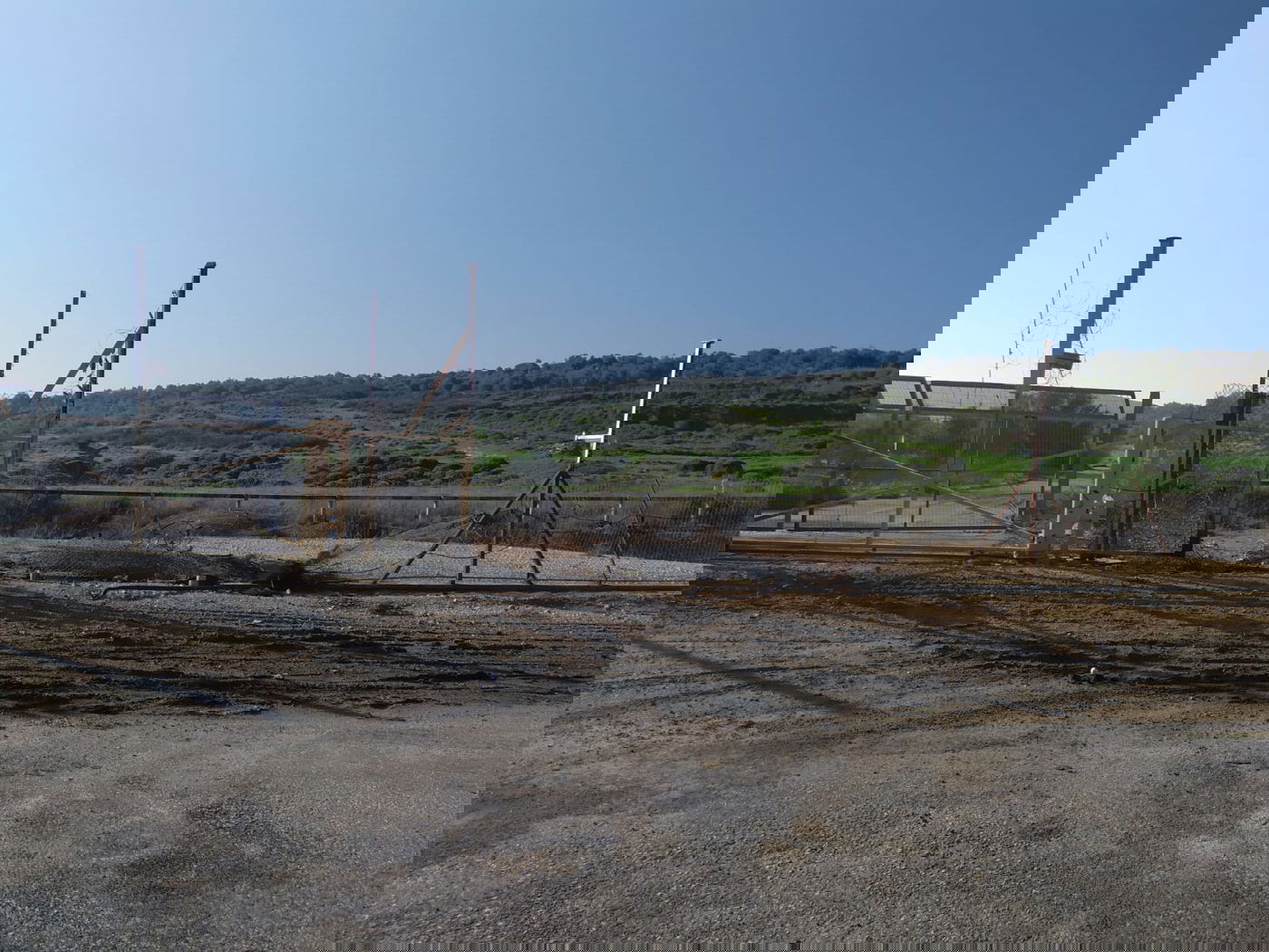 מדאיג: הגנבים נכנסים מהפרצות בגדר וגונבים ספרי תורה