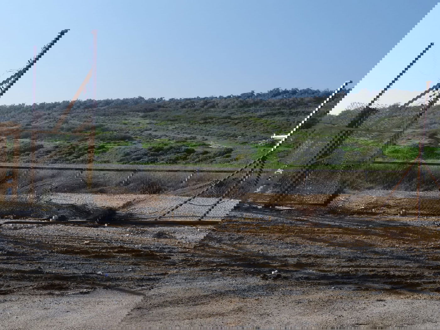 מדאיג: הגנבים נכנסים מהפרצות בגדר וגונבים ספרי תורה