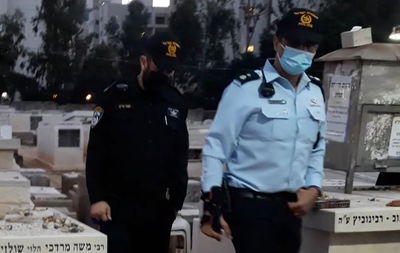 השוטרים בבית הקברות, היום