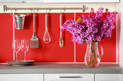 הטעות התמימה שגורמת לפרחים שלכם לנבול מוקדם מדי