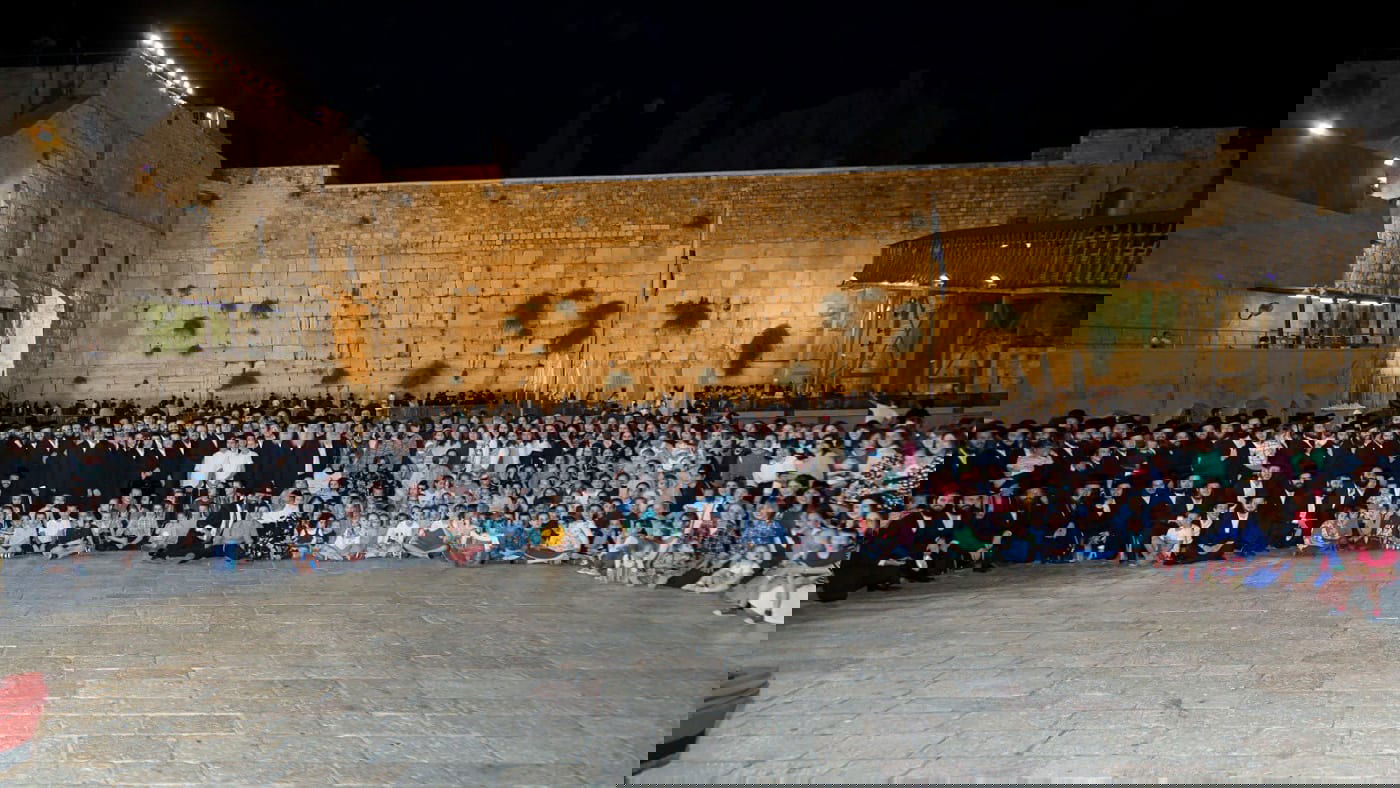 מרה אוביץ ע"ה עם מאות צאצאיה