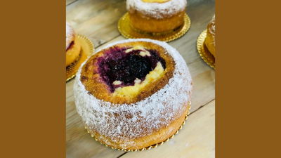 מאפי בריוש אישיים במילוי גבינה ופירות יער