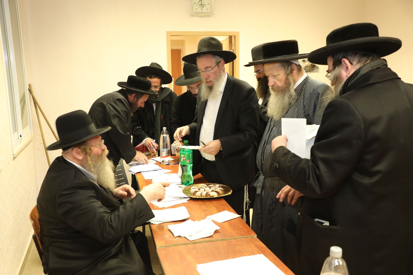 'העדה החרדית' חילקה מיליוני שקלים למנהלי המוסדות