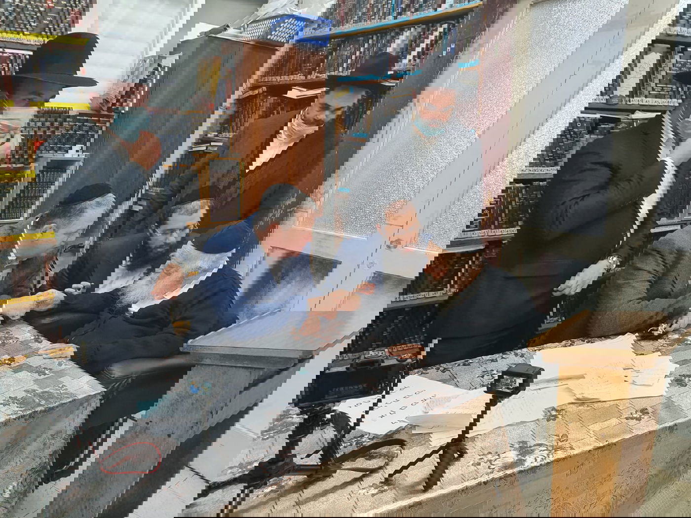 פרופ' יהודה אדלר התברך אצל מרן הגר"ח קנייבסקי