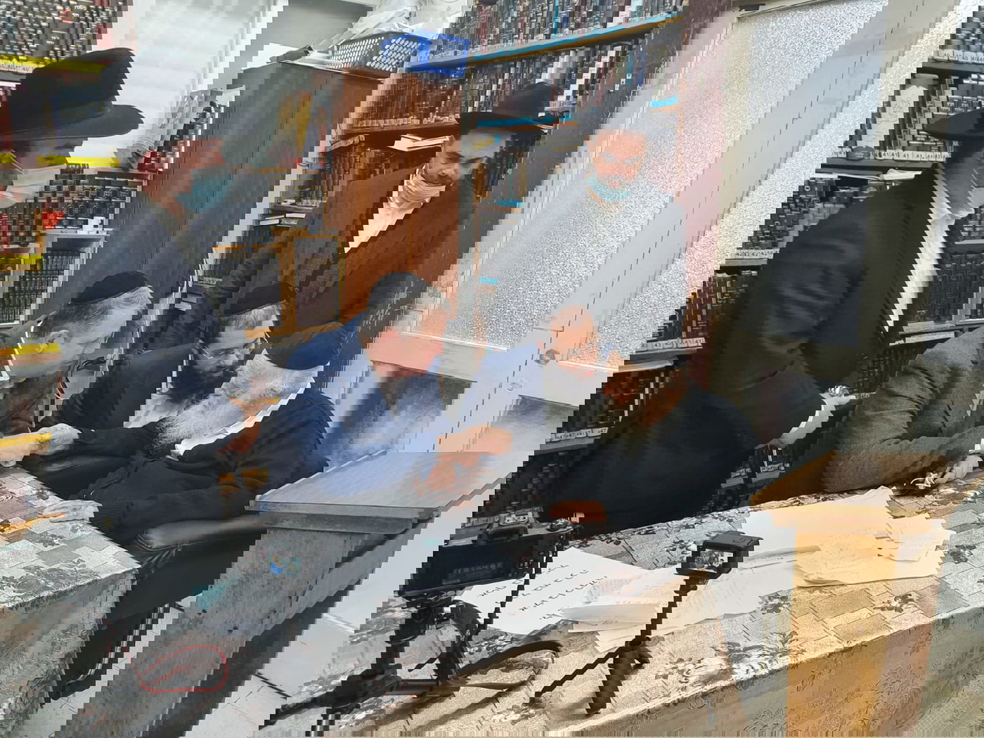 פרופ' יהודה אדלר התברך אצל מרן הגר"ח קנייבסקי