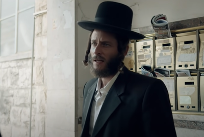 מיכאל אלוני בסדרה 'שטיסל'