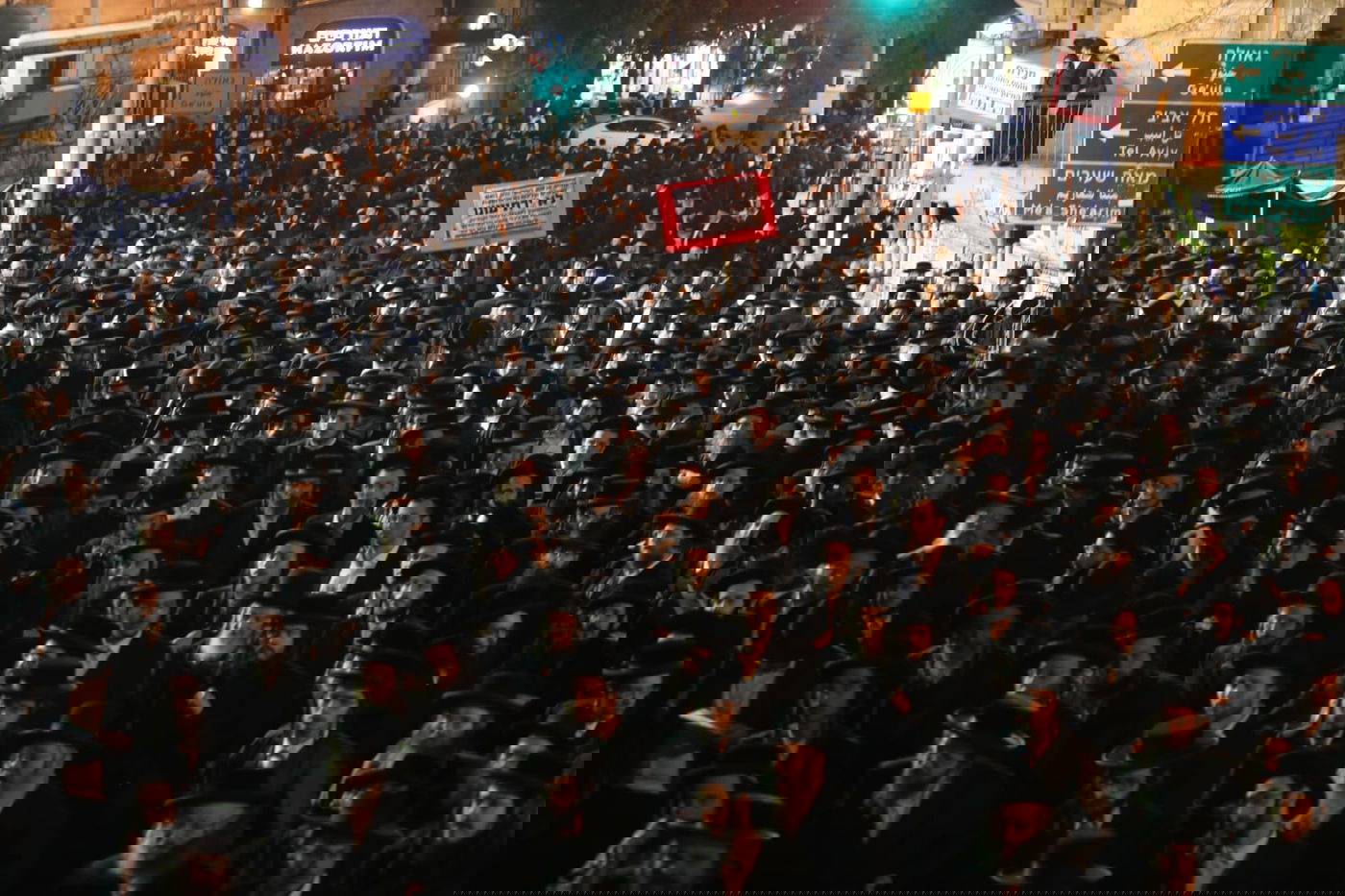 אלפים הפגינו נגד "עקירת הדת" בקורונה