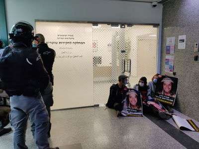 מחאה במשרדי מח"ש על מות אהוביה סנדק