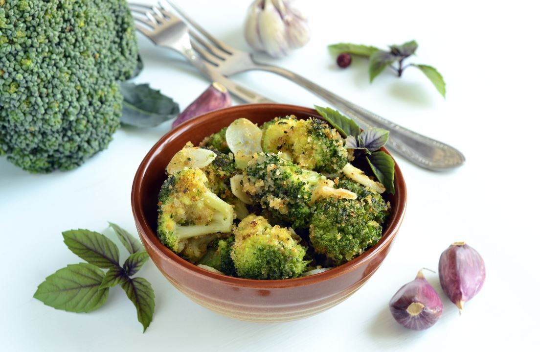 ברוקולי מוקפץ פיקנטי שעטוף בפירורי לחם