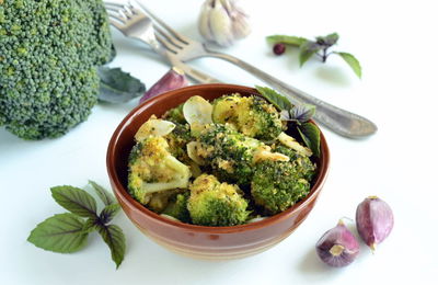 ברוקולי מוקפץ פיקנטי שעטוף בפירורי לחם