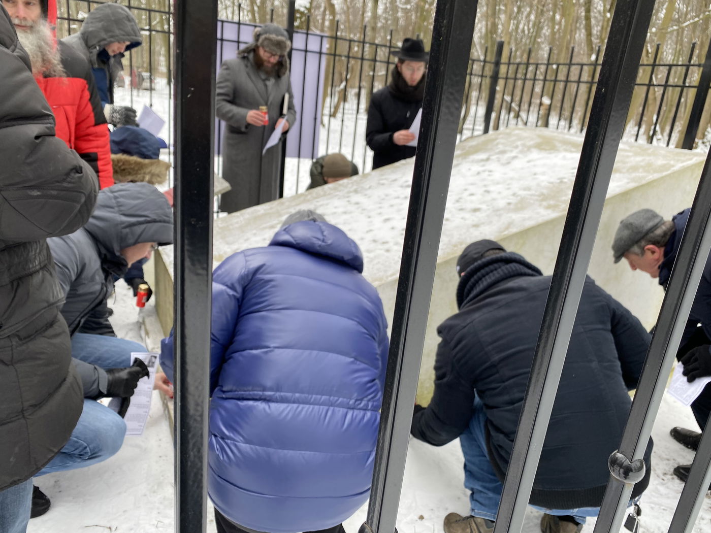מניין יהודים בקברו של מייסד תנועת המוסר