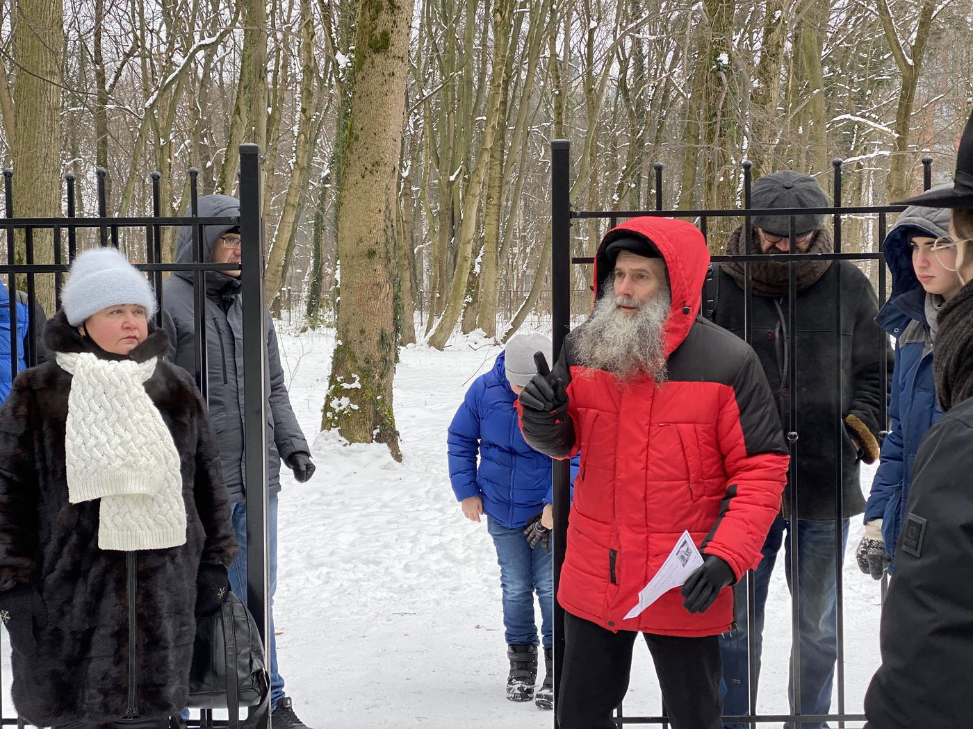 מניין יהודים בקברו של מייסד תנועת המוסר