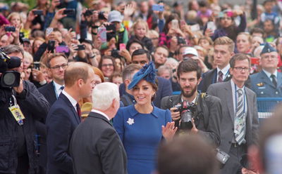קייט מידלטון עושה זאת שוב בכחול מטריף