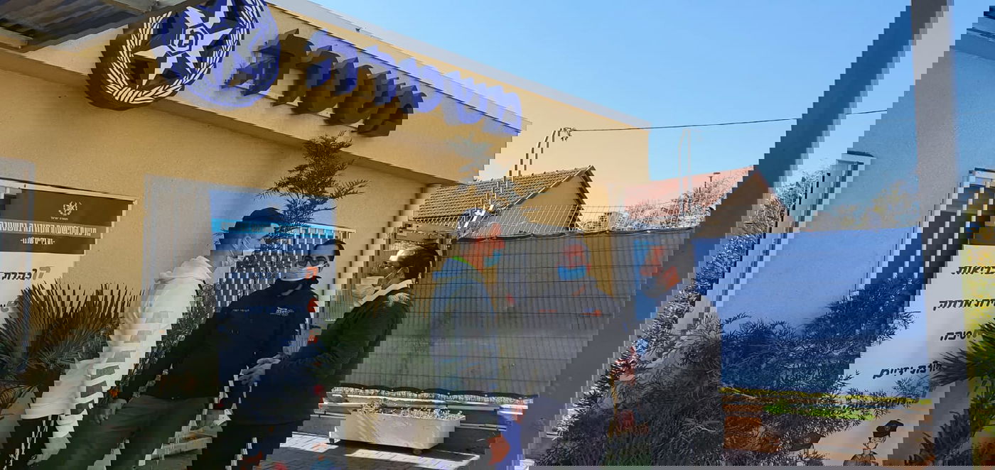 יחיקם גמליאל והשניים בהגשת תלונה במשטרה