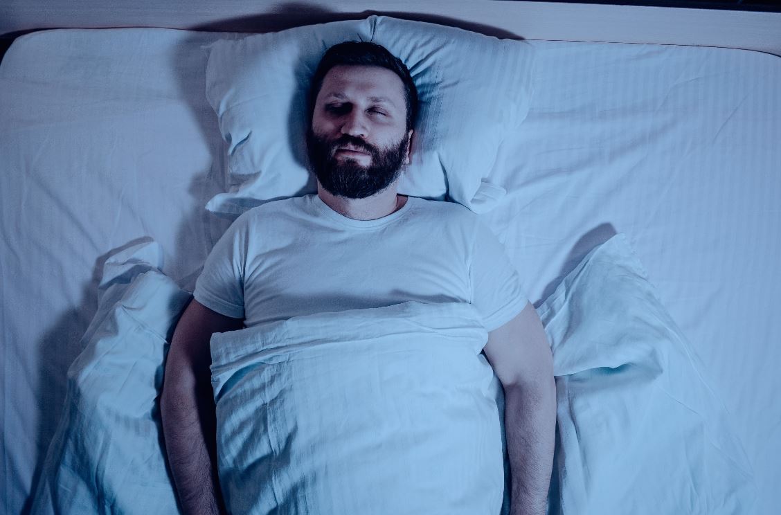 האם שינה בלי כרית בריאה יותר? 2 מומחים לשינה עונים