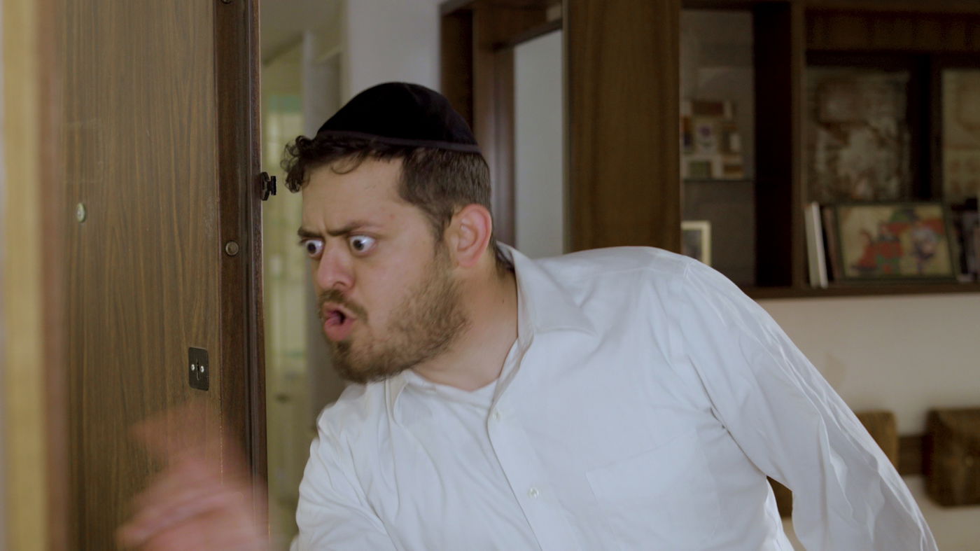 כשהאברך יורד לזרוק את הגניזה... • צפו