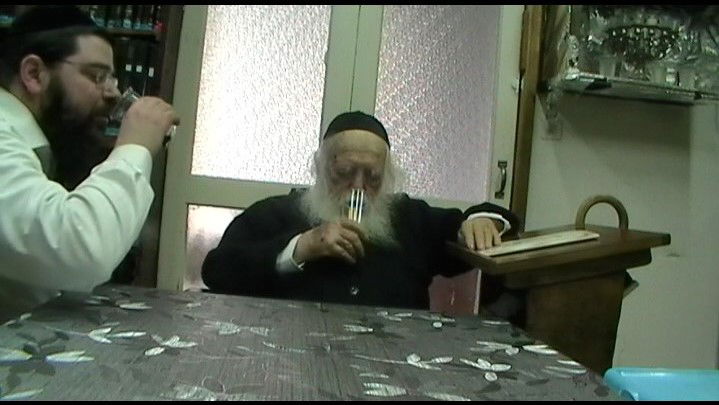 מרן עם תלמידו הרב אורי טיגר במעמד ה'לחיים' לרגל הוצאת ספרו 'משפט עשה'