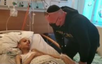 טוקר עם הנער החולה