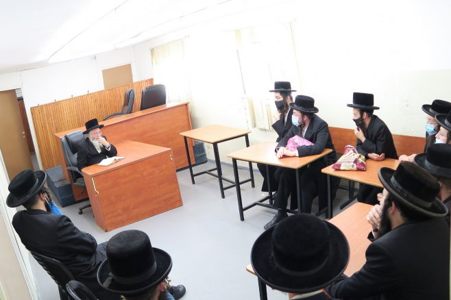 הגר"ח וייס בלימוד עם אברכים בעיר