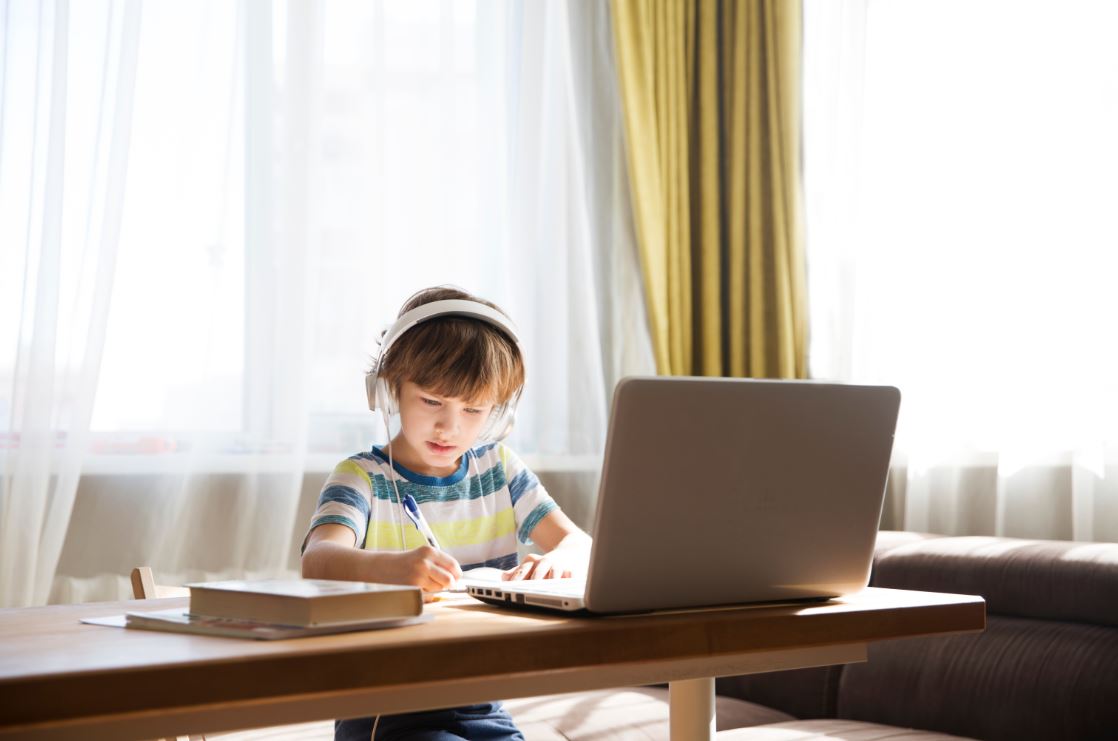 4 דברים שמורים רוצים שתפסיקו לעשות בזום של הילדים