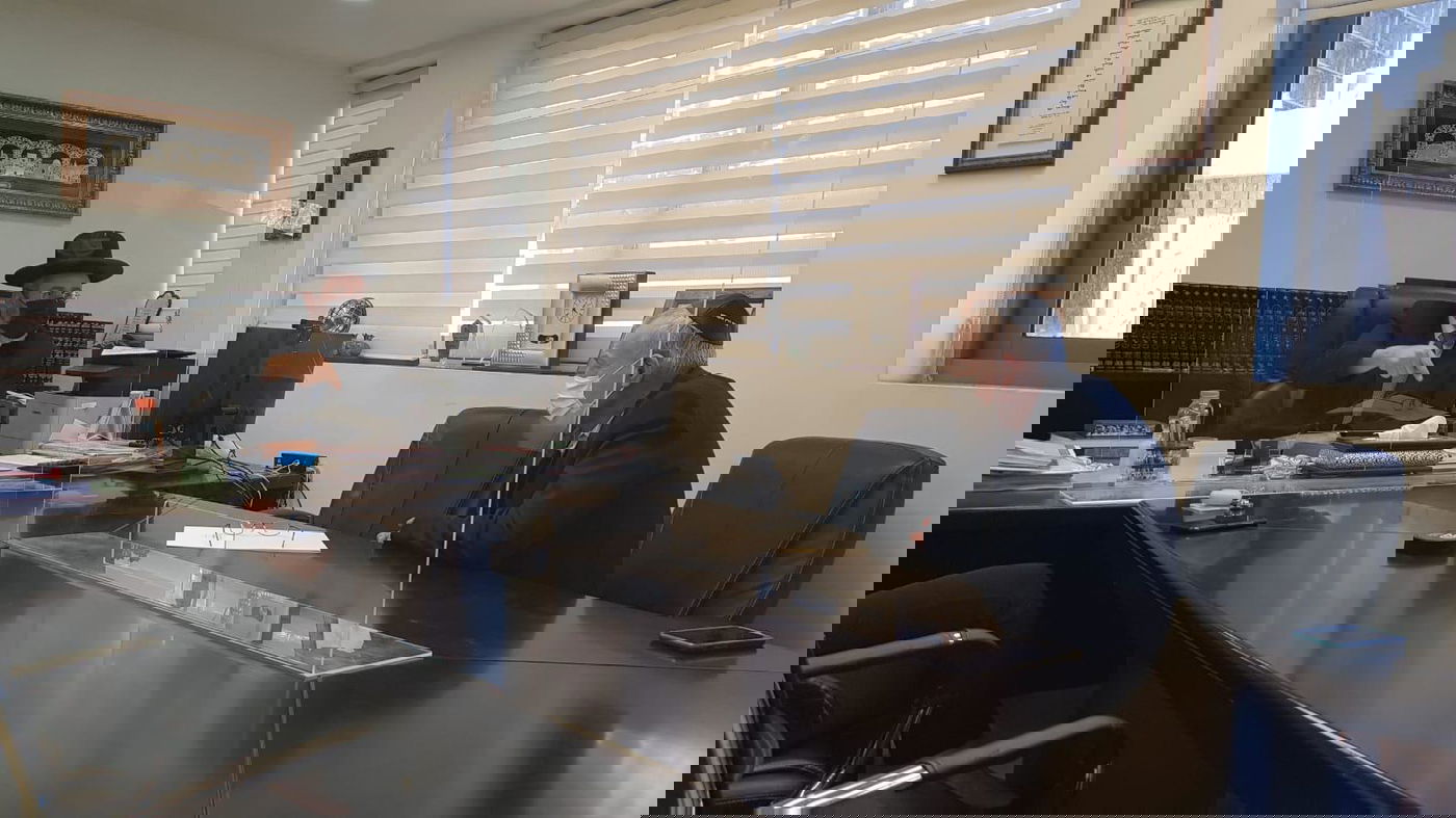 הפגישה של הרב לאו עם פרופ' אש